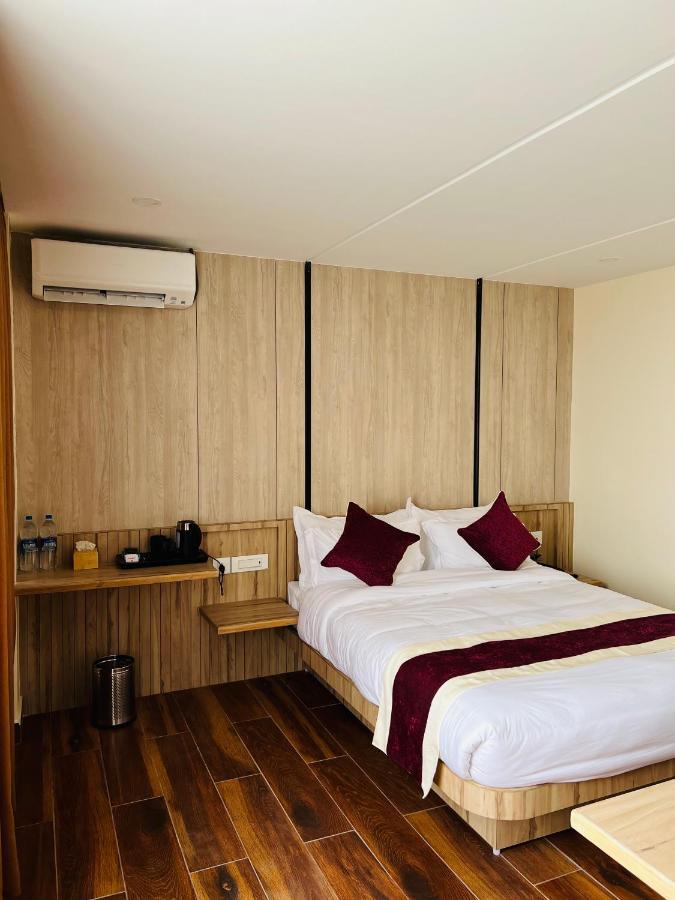 Hotel Black Diamond - Transit Point Inside Hotel Katmandu Dış mekan fotoğraf
