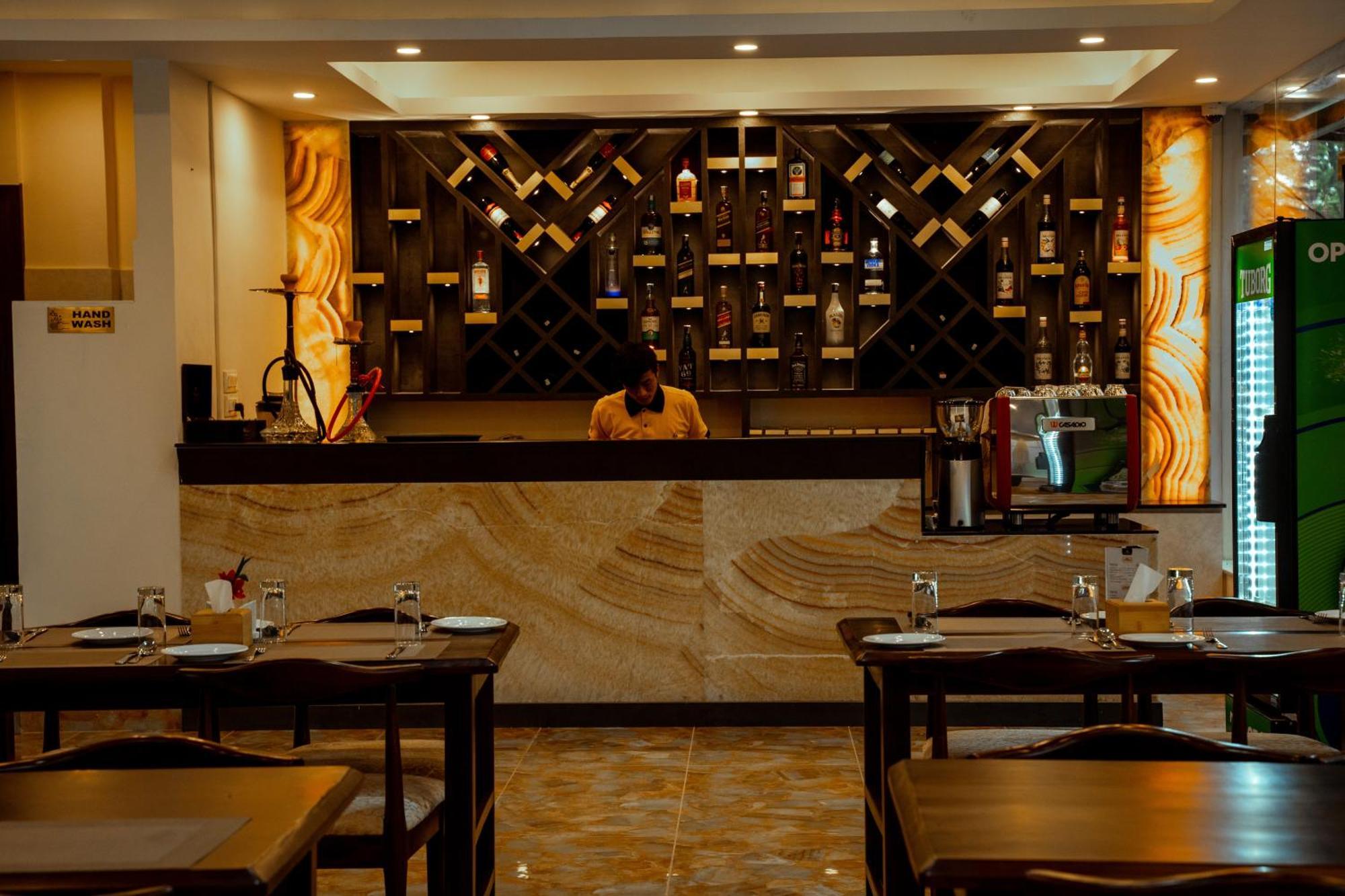Hotel Black Diamond - Transit Point Inside Hotel Katmandu Dış mekan fotoğraf